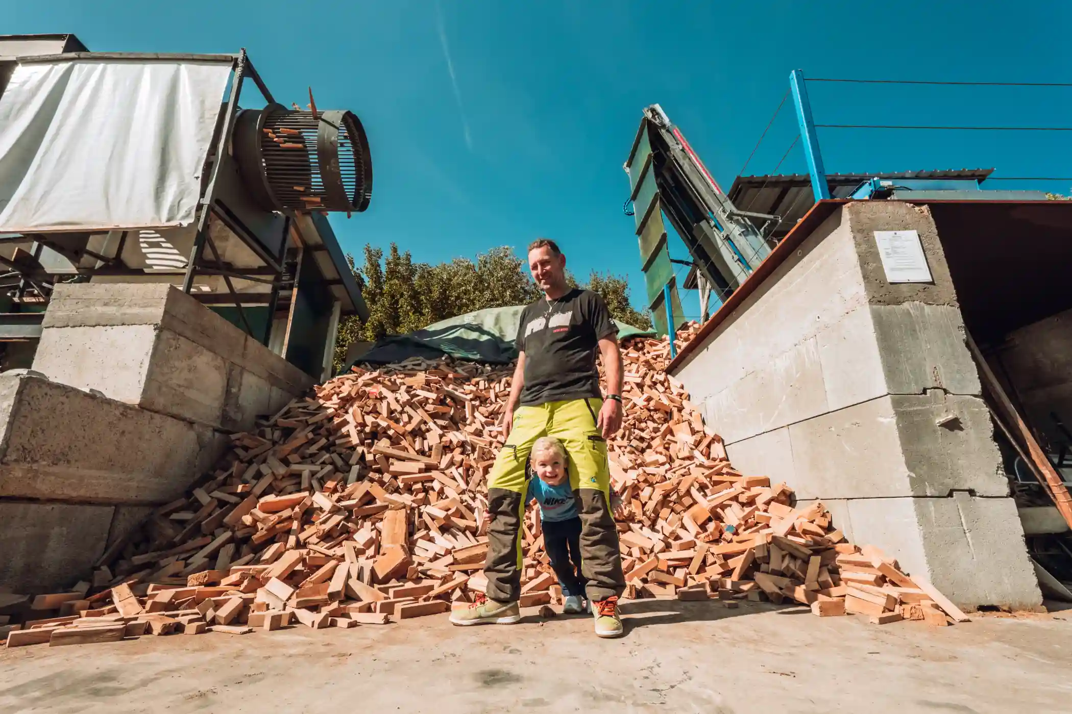 Familie am Kamin – Thorsten Vey Scheitholz